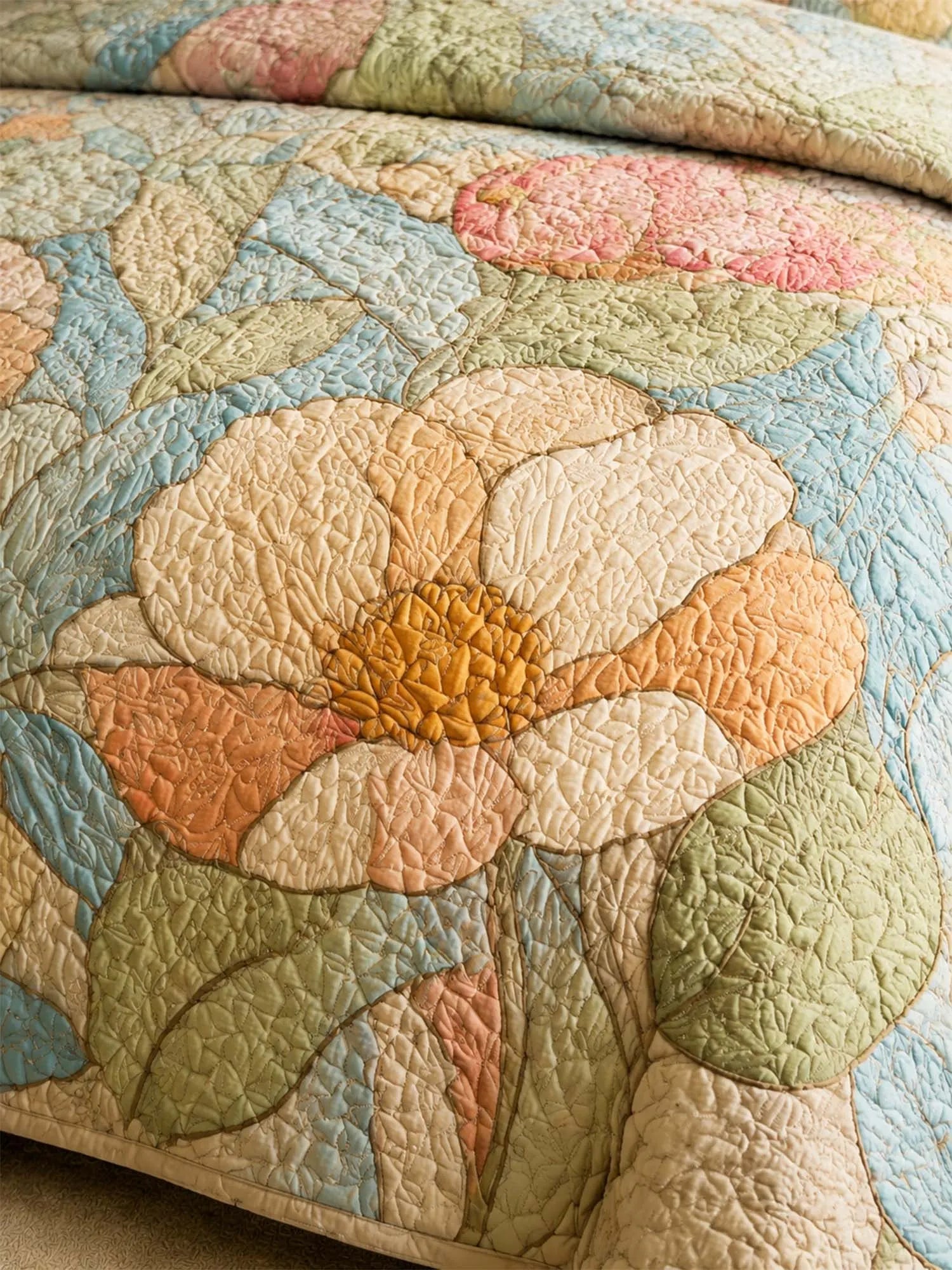 Blush Garden Floral Quilted 3-Piece Bedding Set – Soft Cottage Botanical Quilted Bedding With Matching Pillow Shams
