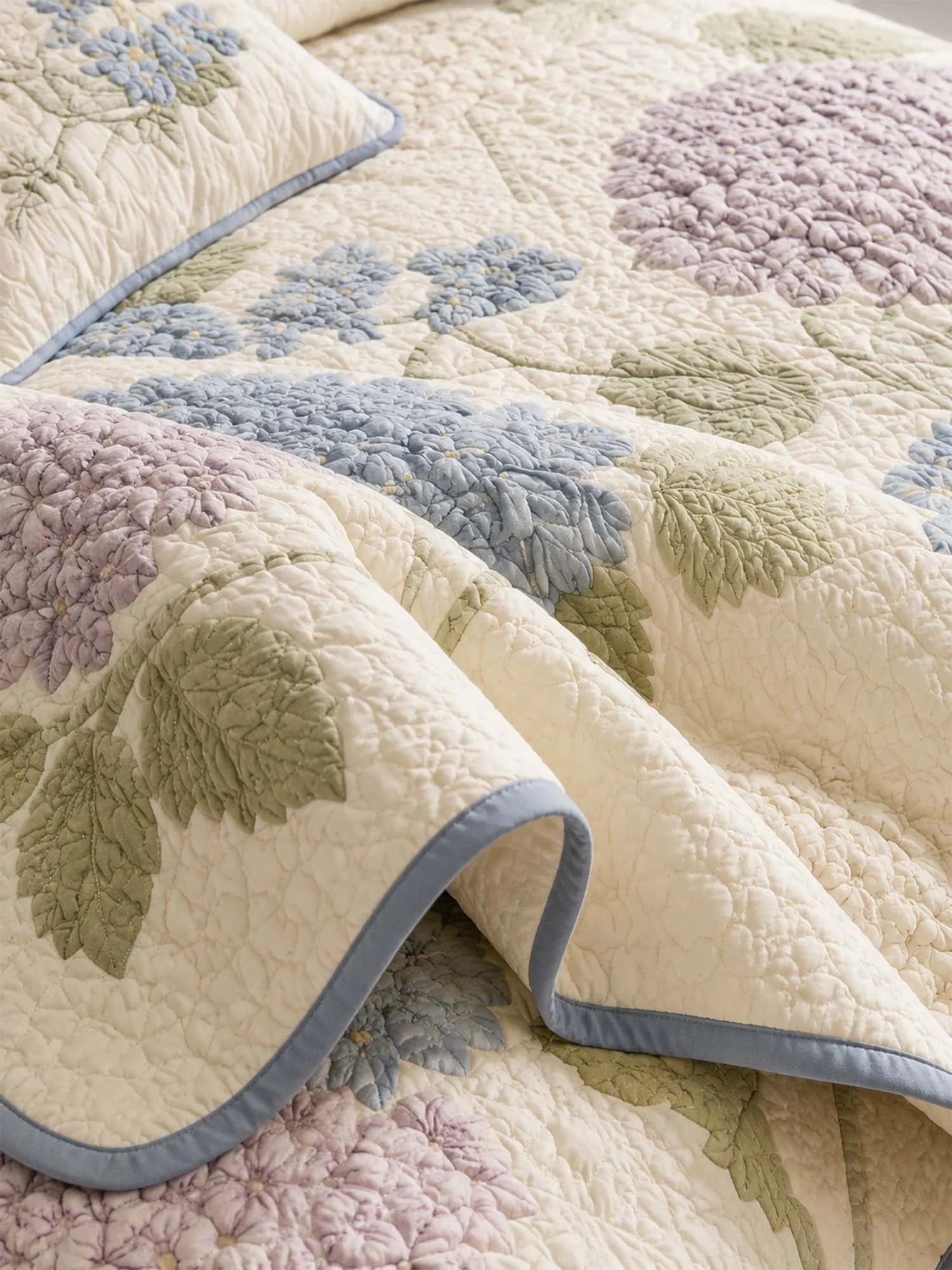 Hydrangea Floral Quilted 3-Piece Bedding Set – Luxury Quilted Bedding with Matching Pillow Shams