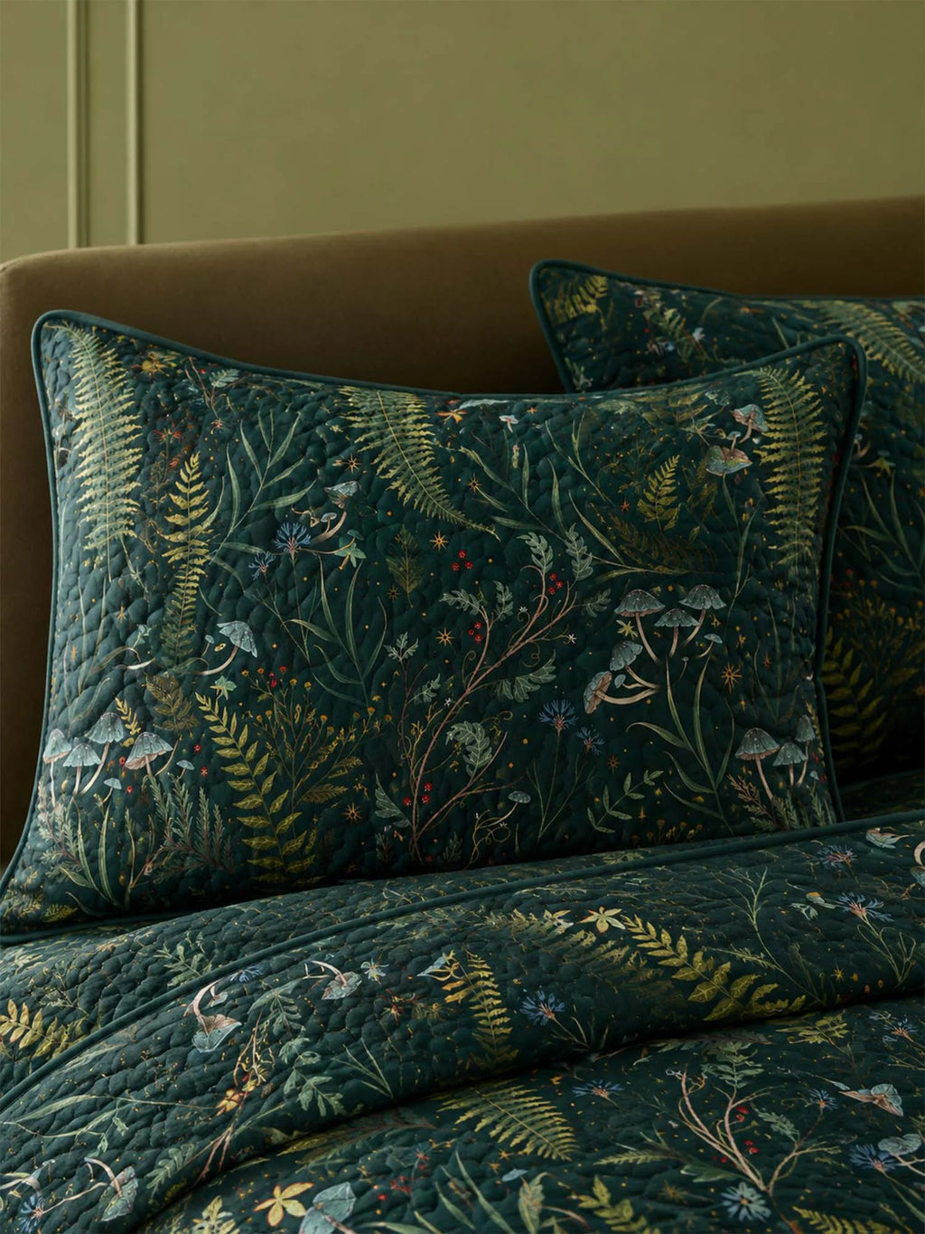 Enchanted Forest Mushroom Quilted 3-Piece Bedding Set – Dark Botanical Quilted Bedding With Matching Pillow Shams